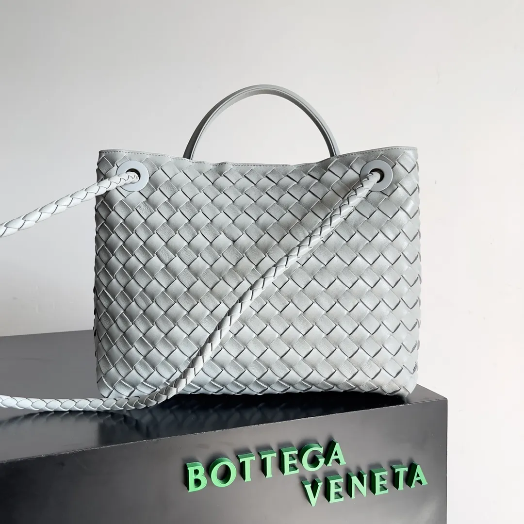 The 2023 new Andiamo batch of 2260 BV has been shipped‼ ️Really popular🔥The new Andiamo woven handbag launched by Bottega Veneta this season is really popular all over the world! ! Celebrities at home and abroad have worn it, and Oscar-winning actress Michelle Yeoh has taken it out on the street. Song Jia, Trai Yara, Yu Feihong, Sanji Ayaka, Rosie Hunting-Whiteley, Yoshioka Riho, etc. have all picked up this bag. It is classic and versatile, showing off its temperament, and the bag capacity is also large, which is very convenient for daily commuting! ! A variety of carrying methods, the shoulder straps can be adjusted by yourself, the original lambskin feels soft and delicate, and the unisex style breaks the gender boundaries and brings a more practical and long-lasting use experience. Andiamo, which has both elegant and casual styles, perfectly interprets the true appearance of "fashionable old money style". Style number: 743572 Size: 32*24*12